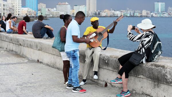 Cubanos y turistas en La Habana - Sputnik Mundo