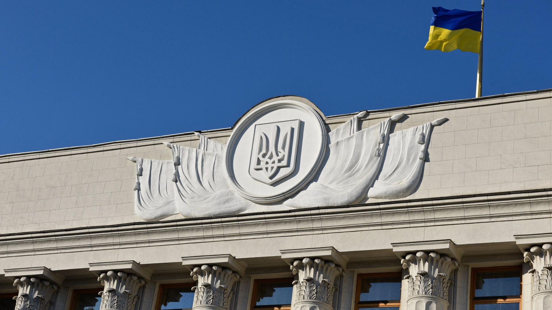La bandera de Ucrania en el edificio de Rada Suprema en Kiev - Sputnik Mundo, 1920, 21.04.2022