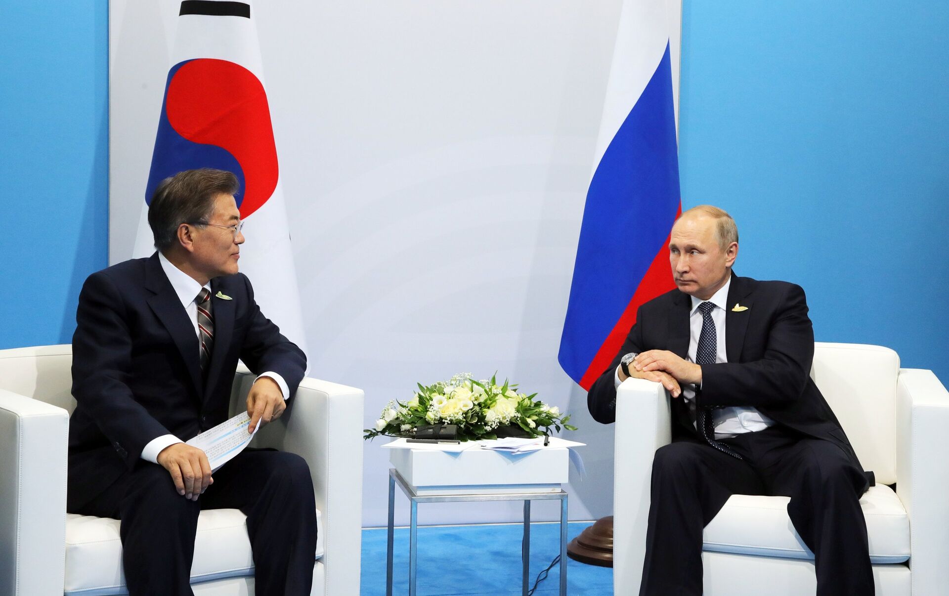 Корея за россию или нет. Владимира Путина с президентом Южной Кореи Мун Чжэ ином.