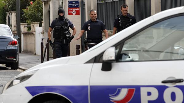 La Policía francesa, registrando una casa en el sur de París - Sputnik Mundo