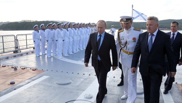 Vladímir Putin, presidente de Rusia, visita la nueva corbeta Sovershenni de la Flota del Pacífico de la Armada del país - Sputnik Mundo