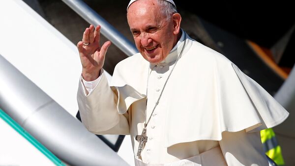 El Papa Francisco I aborda un avión rumbo a Colombia - Sputnik Mundo