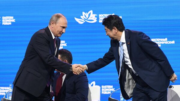 El presidente ruso, Vladímir Putin, y el primer ministro de Japón, Shinzo Abe - Sputnik Mundo