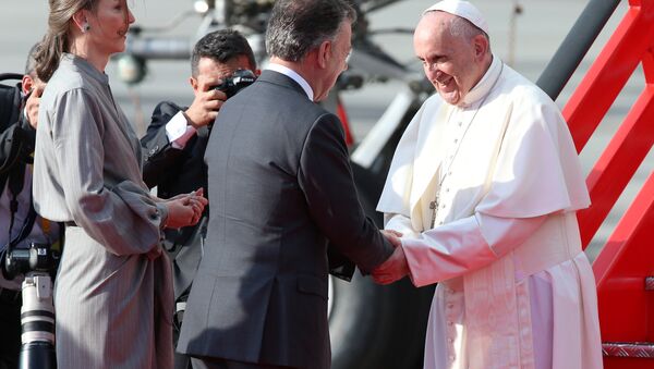 El presidente de Colombia; Juan Manuel Santos junto al papa Francisco en Palacio de Nariño - Sputnik Mundo