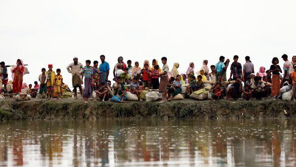 Los refugiados rohinyás esperando una lancha para cruzar el río en Birmania - Sputnik Mundo