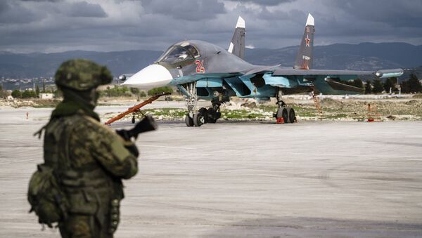 Un Su-34 en la base aérea rusa de Hmeymim, Siria - Sputnik Mundo