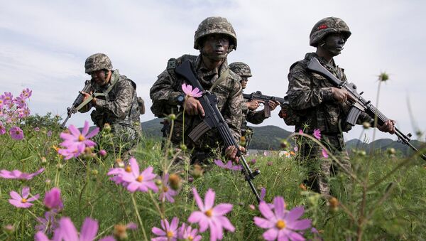 Marines de Corea del Sur durante unas maniobras militares en la isla de Baengnyeong - Sputnik Mundo
