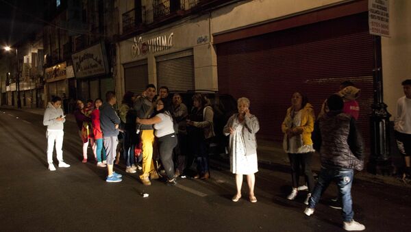 Personas reunidas en las calles de México tras el terremoto - Sputnik Mundo
