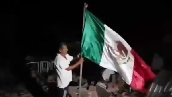 Mexicano se convierte en héroe popular al rescatar la bandera del país de las ruinas - Sputnik Mundo