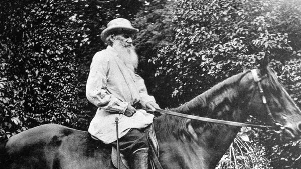 León Tolstói, montando un caballo, en su finca Yásnaya Poliana - Sputnik Mundo