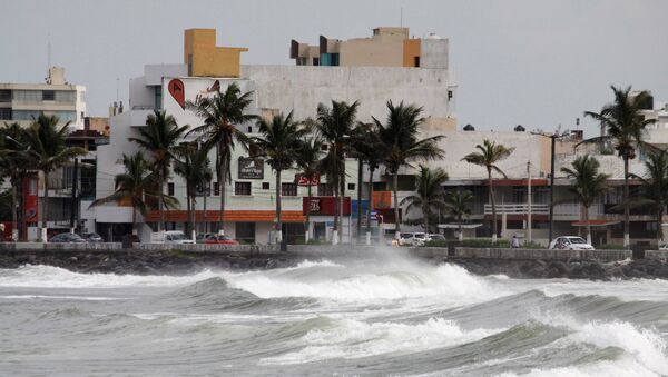 Waves break over the sea wall ahead of Hurricane Katia in Veracruz, Mexico - Sputnik Mundo
