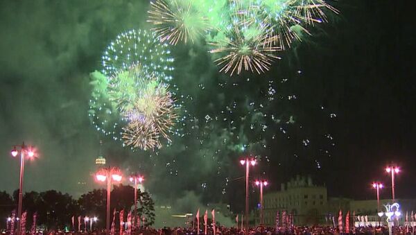 Fuegos artificiales adornan el cielo de Moscú en su 870 aniversario - Sputnik Mundo