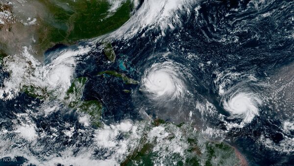 Huracán Irma, huracán Katia (a la izquierda) y huracán José (a la derecha) - Sputnik Mundo