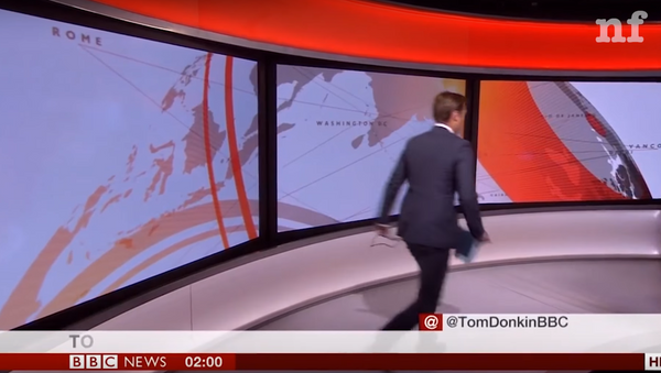Pánico en vivo: un presentador de la BBC da vueltas por el estudio - Sputnik Mundo