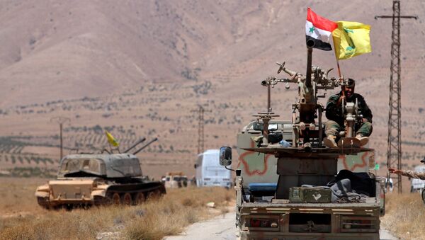 Un vehículo militar con las banderas de Siria e Hizbulá - Sputnik Mundo