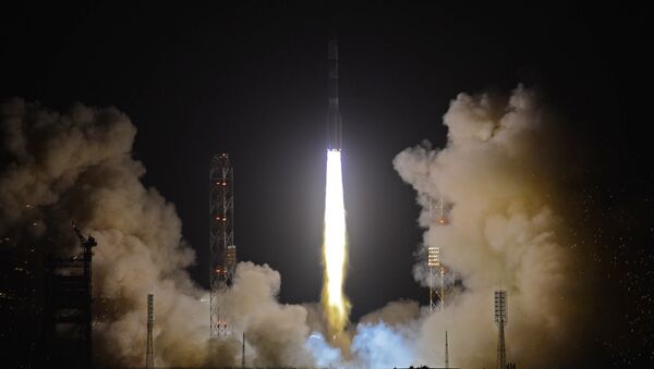 Cohete portador Proton-M con la unidad aceleradora Briz-M (archivo) - Sputnik Mundo