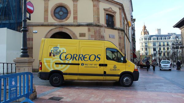 Un vehículo de la empresa estatal de Correos en España - Sputnik Mundo