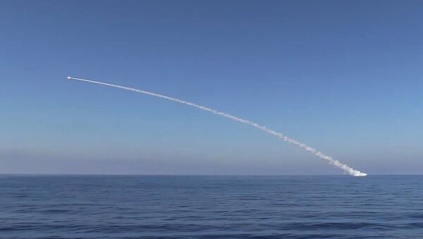 Submarino Krasnodar efectúa el lanzamiento de misiles Kalibr (archivo) - Sputnik Mundo