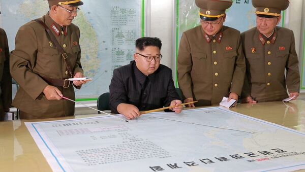 El líder norcoreano Kim Jong-un con un mapa - Sputnik Mundo