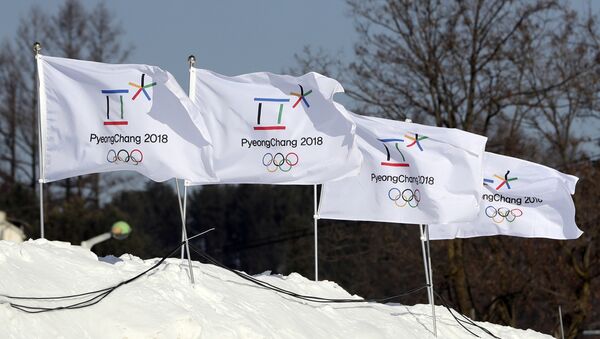 Banderas con el logo de los Juegos Olímpicos de 2018 en Pyeongchang (archivo) - Sputnik Mundo