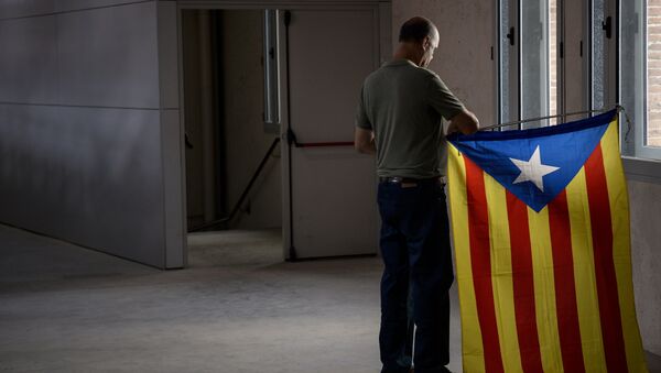 Un hombre con la bandera de Cataluña - Sputnik Mundo