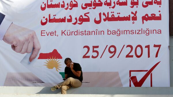 Un cartel con la fecha del refernéndum independista de los kurdos iraquíes - Sputnik Mundo