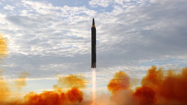 Lanzamiento de un misil por Corea del Norte - Sputnik Mundo