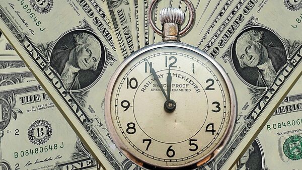Dólares y un reloj - Sputnik Mundo