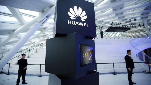 El logo de la empresa china Huawei - Sputnik Mundo