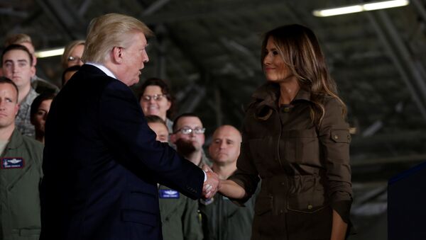 Donald Trump aprieta la mano de su esposa Melania en la base Andrews - Sputnik Mundo