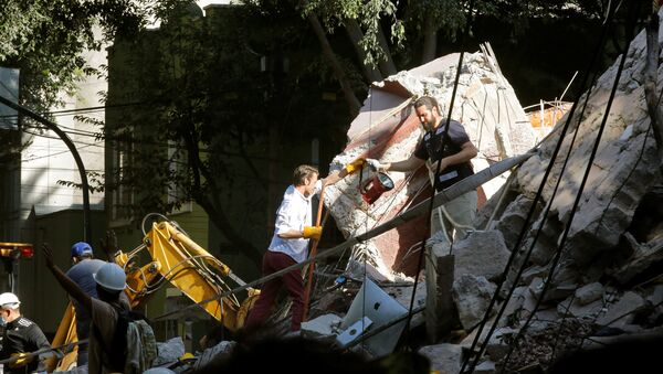 Labores de rescate tras el sismo en México - Sputnik Mundo