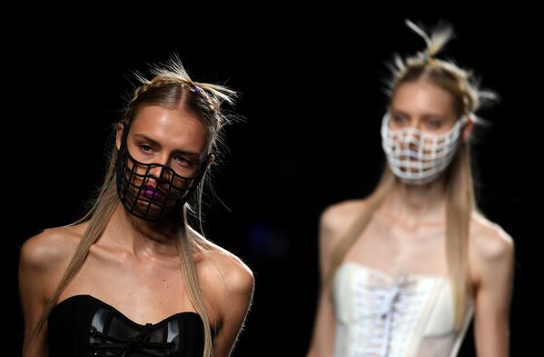 Los momentos más sensuales de la Mercedes-Benz Fashion Week Madrid - Sputnik Mundo