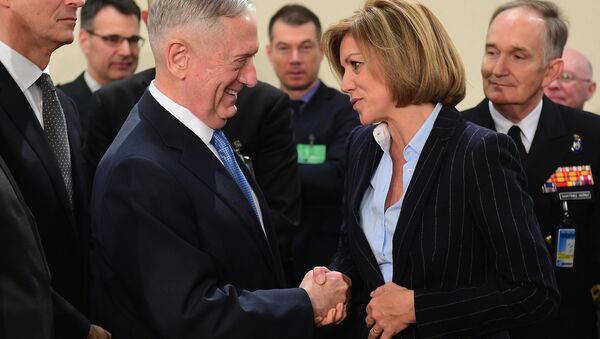 James Mattis, secretario de Defensa de EEUU y la ministra de Defensa de España, María Dolores de Cospedal (archivo) - Sputnik Mundo