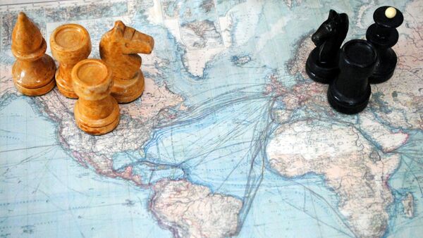 Varias piezas de ajedrez sobre un mapa - Sputnik Mundo