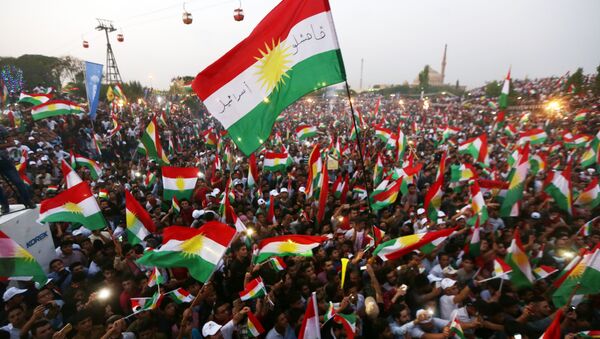 Banderas de Kurdistán en un mitin independentista (archivo) - Sputnik Mundo