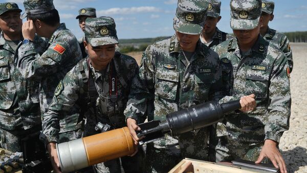 Militares chinos se preparan para el biatlón de tanques - Sputnik Mundo