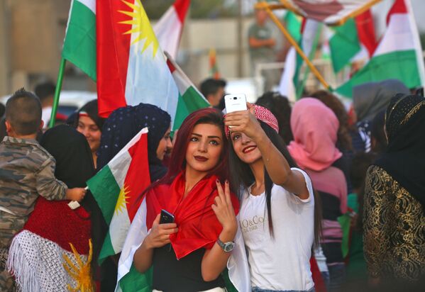 Jóvenes kurdas durante el referéndum de independencia del Kurdistán iraquí - Sputnik Mundo