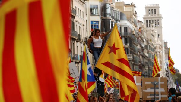 Los estudiantes se manifiestan por el referéndum independista en Barcelona - Sputnik Mundo