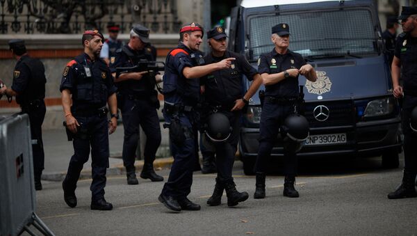 A Mossos d'Esquadra's (Catalan regional police) officer talks to a Spanish National Police officer - Sputnik Mundo