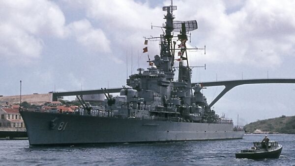 El crucero 'Almirante Grau' abandona la bahía de St. Anna en Willemstad en el camino hacia su nuevo puerto de origen de Callao, en Perú - Sputnik Mundo