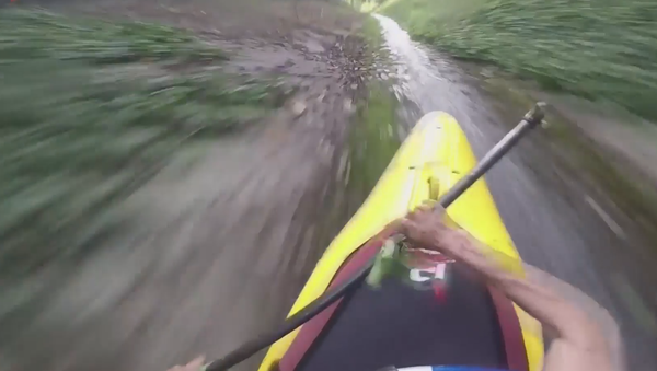Deportistas se deslizan en kayak por desagüe hasta desembocar en un lago - Sputnik Mundo