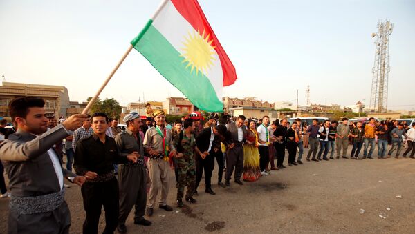 Kurdos celebrando durante el día del referéndum para la independencia del Kurdistán iraquí - Sputnik Mundo