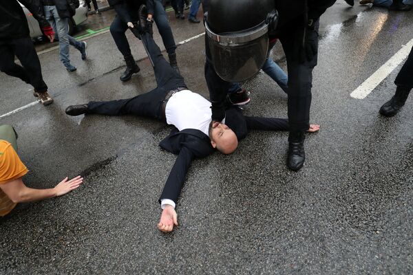 Un hombre es arrastrado por la Guardia Civil fuera de un colegio electoral en Barcelona - Sputnik Mundo