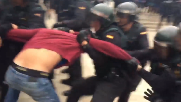 Fuertes imágenes: tensión entre policía y votantes del referéndum en Barcelona - Sputnik Mundo