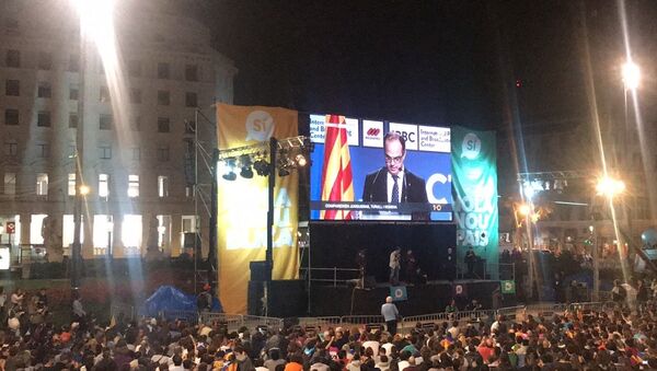 Miles de personas se congregan en Plaza Cataluña para 'celebrar' el referéndum - Sputnik Mundo