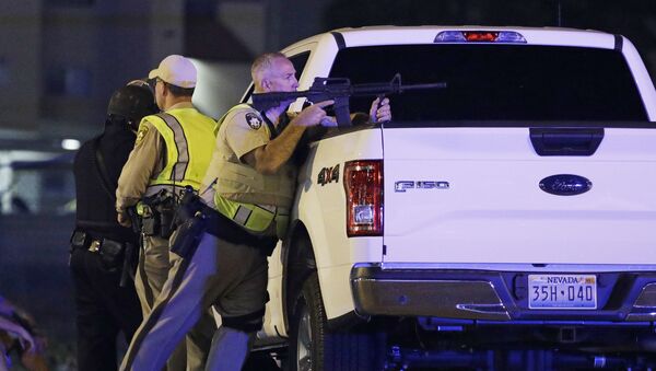 Policías estadounidenses en el lugar del tiroteo en Las Vegas, EEUU - Sputnik Mundo