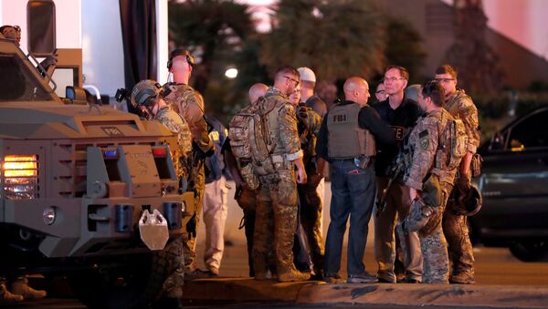 Agentes de FBI cerca del lugar de tiroteo en Las Vegas, EEUU - Sputnik Mundo