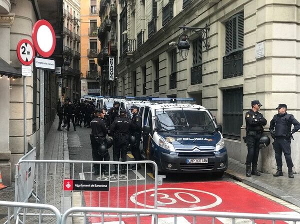 Agentes de la Policía en Barcelona Agentes de la Policía en Barcelona - Sputnik Mundo