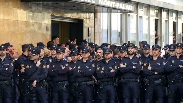 Agentes de la Policía Nacional española expulsados de un hotel en Barcelona - Sputnik Mundo