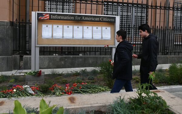 Las flores cerca de la Embajada de EEUU en Moscú en homenaje a las víctimas del tiroreo - Sputnik Mundo